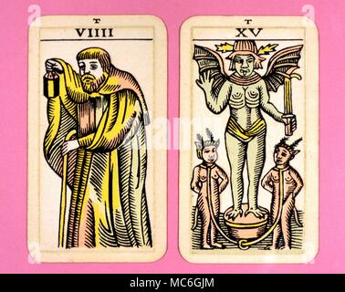 Tarocchi Cards-Majo arcani- il tarocco parigino. Scheda 9 eremita, e carta 15. Il Diavolo due carte da un Arcani Maggiori dei Tarocchi foto, probabilmente progettato in uno stile archaizing allentato imitazione del ponte dei Rosacroce progettato da Pamela Coleman Smith, a fianco di A.E.Waite, e vari pianali precedenti, come quello pubblicato da Encausse (Papus) in i Tarocchi del bohémien alla fine del XIX secolo, post 1905, ma prima del 1912. Il nome di tarocchi parigino è stato dato dal proprietario del ponte - potrebbe tuttavia essere chiamato il Tau Tarot, dalla lettera intrigante Tau a testa di ciascuna scheda. Foto Stock