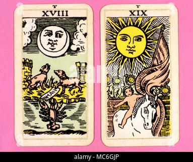 Tarocchi Cards-Majo arcani- il tarocco parigino. Carta 18. La luna e la scheda 19. Le sole due carte da un Arcani Maggiori dei Tarocchi foto, probabilmente progettato in uno stile archaizing allentato imitazione del ponte dei Rosacroce progettato da Pamela Coleman Smith, a fianco di A.E.Waite, e vari pianali precedenti, come quello pubblicato da Encausse (Papus) in i Tarocchi del bohémien alla fine del XIX secolo, post 1905, ma prima del 1912. Il nome di tarocchi parigino è stato dato dal proprietario del ponte - potrebbe tuttavia essere chiamato il Tau Tarot, dalla lettera intrigante Tau a testa di ciascuna scheda. Foto Stock
