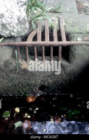 Il flusso e riflusso bene a Giggleswick, Yorkshire. Foto Stock