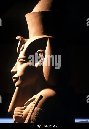 Mitologia egiziana - statua in granito del Faraone Amenofi IV, più tardi conosciuto come Akhenaton - il marito della belle Nefertiti. In facsimile il Museo Egizio, San Jose Foto Stock