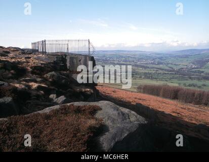 Ley linee. La preistorica svastica sopra pietra Ilkley Moor, Yorkshire. È incisa sulla superficie superiore di una parete di roccia, questa immagine guarda verso Addingham. La pietra è un importante nexus in un sistema di leys. Foto Stock