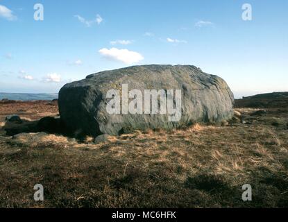 Ley linee. Il Pancake pietra sul crinale al di sopra della mucca e vitello su Ilkley Moor, Yorkshire. La pietra è un nesso di un complesso sistema di leys. Foto Stock