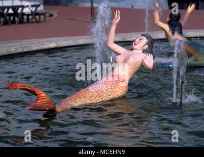 Modelli di sirene con le fontane del cinese Haw Par giardini (Tiger Balm Gardens) in Singapore. Foto Stock