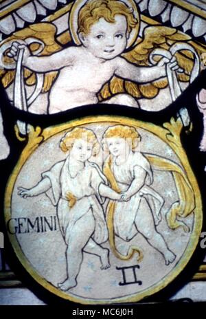 Segni zodiacali Gemini vetrate immagine della Gemini i gemelli dal chiostro windows di Chester Cathedral datato 1921-28 la sequenza di windows contiene le immagini di tutti i segni zodiacali con eccezione di Aquarius che è in forma di sigil Foto Stock