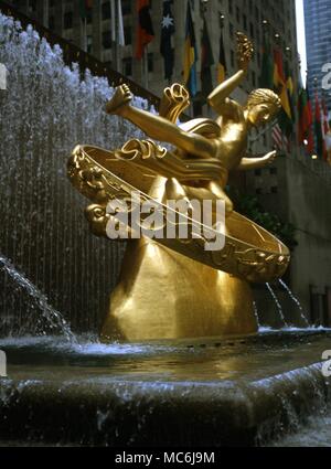 L'astrologia. Scultura in bronzo della statua di Prometeo da Paul Manship, in Lowser Plaza del Rockfeller Building, New York. Segni zodiacali e sigils vengono prelevati in soccorso Foto Stock