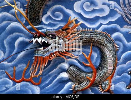 Draghi - draghi cinesi. Semi-relief Dragons dipinta su un muro in Haw Par Villa, Singapore Foto Stock