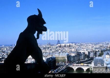 Demoni - Parigi. Vista di Parigi a fianco di uno dei famosi demon doccioni della cattedrale di Notre Dame. In lontananza si può vedere la Torre Eiffel Foto Stock