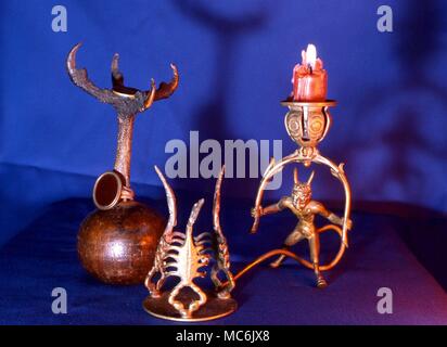 WITCHCRAFT - oggetti rituali usati in gruppi wiccan - compresi candela-stick, amulet titolare, treppiede per crystal, ecc. Foto Stock