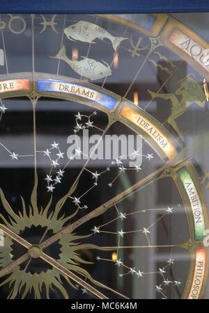 Segni zodiacali. Pesci dettaglio dei pesci dal moderno zodia sulla finestra del negozio di astrologia in Neal Street, Londra Foto Stock