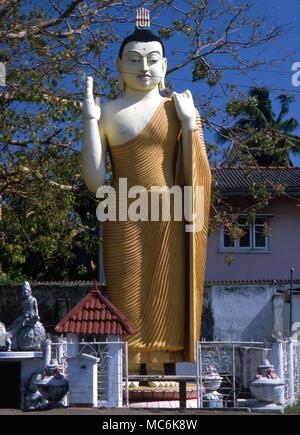 Statua colossale di un Buddha nel sud ovest dello Sri Lanka Foto Stock