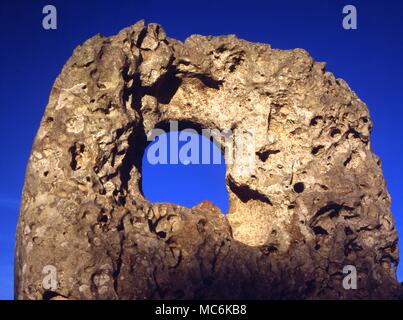 Pianeti La Luna La luna si vede thrugh un preistorico forata pietra di avvistamento sul sito dell'Talati de Dalt Menorca il sorgere del sole e il sorgere della Luna può essere visto da un punto vatage solo pochi metri ad ovest STONES - oblò di una pietra forata, chiaramente utilizzata come linea di avvistamento, vicino la taula sul sito dell'Talati de Dalt, Menorca. Il sorgere del sole e il sorgere della Luna può essere visto da un punto di vista vantaggioso solo pochi metri ad ovest Foto Stock