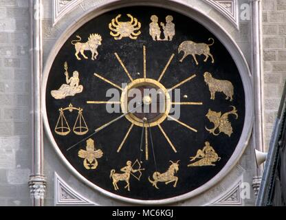 Astrologia segni zodiacali il zodical clockface sul campanile del Duomo di Messina questa torre ospita il più grande orologio meccanico del mondo ed è stato costruito nel 1933 a Strasburgo. È astrologiche e astronomici Foto Stock