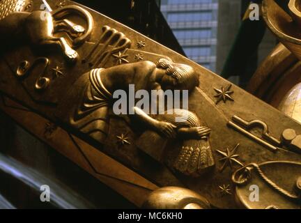 Astrologia segni zodiacali Virgo la raccolta di mais con il sigillo di Virgo zodiacale di rilievo sulla fascia zodiacale della figura mitologica di Prometeo statua di Paul Manship nel Rockefeller Center di New York Foto Stock