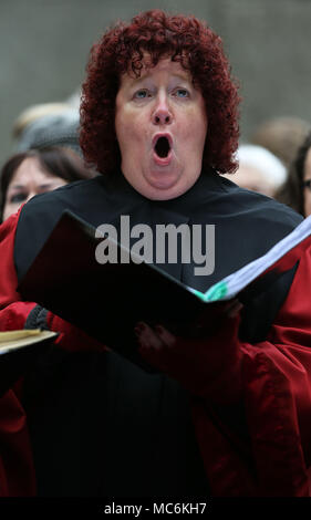 I membri della Nostra Signora della Società Corale e il Dublin Handelian Orchestra su Fishamble Street a Dublino durante una performance per commemorare il 276th anniversario della prima mondiale di Handel il Messia. Foto Stock