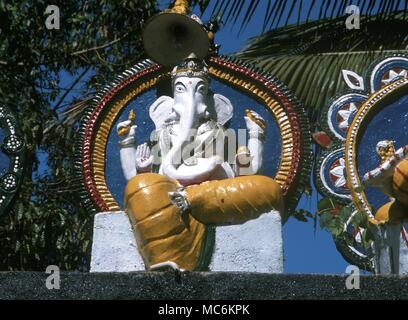 L induismo. Ganesha, immagine sul livello superiore di un tempio indù su strada ad est di Colombo. Sri Lanka