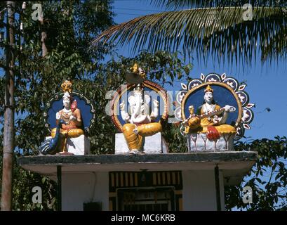 L induismo. Livello superiore di un tempio indù nei pressi di Colombo.Nel centro, è Ganesha. Sri Lanka