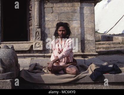 Uomini santi. Contorting Fakir del suo corpo nel difficile yogic pone. Katmandu Foto Stock