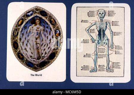 Tarocchi - Arcani maggiori - privato Design In tempi moderni, è diventato un luogo comune per coloro che praticano i Tarocchi di progettare i propri mazzi. Queste due carte sono un esempio da un privato progettato confezioni ciascuna che rappresenta la scheda di morte. Foto Stock