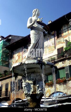 Simboli- Fortune la Fontana della Madonna di Verona, eretto da Cansignorio nel 1368, e ancora in Piazza delle Erbe, Verona. Il corpo della statua è antica Romana, e si dice che hanno rappresentato la fortuna. La statua è la mascotte di verona. Foto Stock