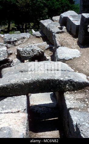 Grecia Delphi sistema di drenaggio nei pressi del Tempio di Apollo a Delfi scorreva acqua dal pozzo santo, impostare nella roccia di Yambeia da cui ha proceduto il Castalia molla Foto Stock