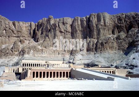 Egitto Luxor funeraria tempio della Regina Hapshepsut sulla sponda occidentale del Nilo a Luxor antica Tebe Foto Stock
