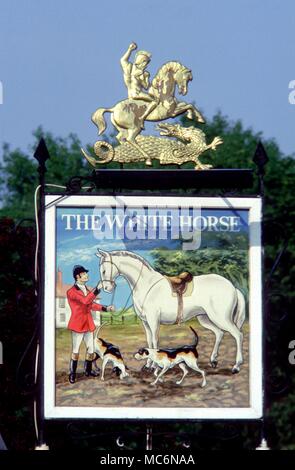 Draghi Giorgio e il Drago al di sopra di White Horse pub segno sulla strada principale vicino a Wisbech Foto Stock