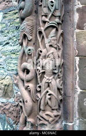 Draghi dettaglio delle sculture di interlacciamento di origine normanna dragons intrecciarsi gli esseri umani sul sud portico di Kilpeck chiesa parrocchiale dodicesimo secolo Foto Stock
