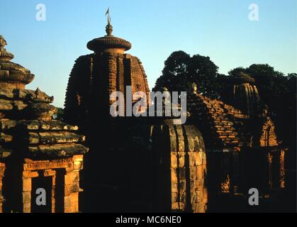 Sacra India Bhubaneswar il grande tempio complesso del Lingaraj dedicato al Signore Trilbhuvaneswar dei tre mondi e risalente al 1104 D.C. Foto Stock