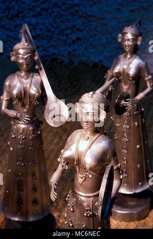 La mitologia indiana statue in bronzo di danzatori indiani e muscian Foto Stock