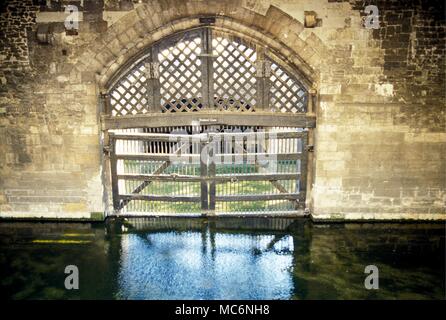 Londra Porta dei Traditori traditori' cancello dove molti famosi prigionieri entrato nella Torre di Londra per l'ultima volta Foto Stock