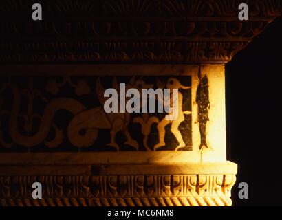 Effetto di luce, un risultato di un singolo fascio di luce, cadendo da una finestra del lucernario, illuminazione fino il pesce simbolo alla destra dei gradini superiori della navata centrale di San Miniato al Monte. Questo effetto di luce è solamente uno dei tanti nella Chiesa, tutti legati al simbolismo del marmo zodiacale nel pavimento della navata. In questo caso il simbolismo è collegato con il segno zodiacale, pesci. Datata al 1207. Foto Stock