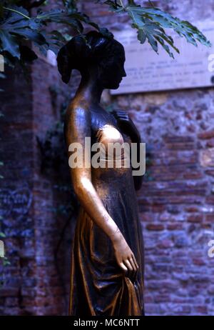 La statua si trova sotto il balcone nel cortile della casa di Giulietta, Verona. Foto Stock