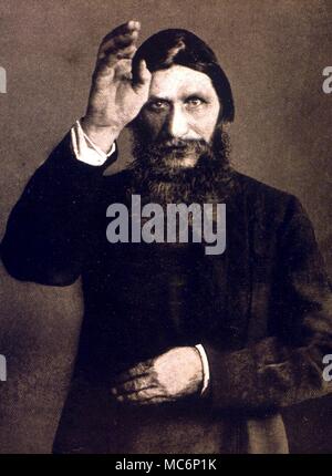 Grigori Yefimovich Rasputin (1871-1916). Rasputin che pongono in atteggiamento di benedire le sue donne discepoli Foto Stock