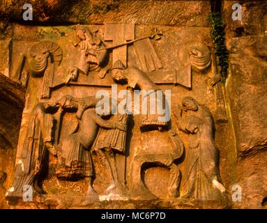 La franchigia di sculture su roccia Exernsteine depics Cristo sollevato fromt "l'albero" come una versione del mito di Odin. Ai piedi della scena, il Urminsul, l'antico albero di mito teutonico, curve in omaggio. Foto Stock