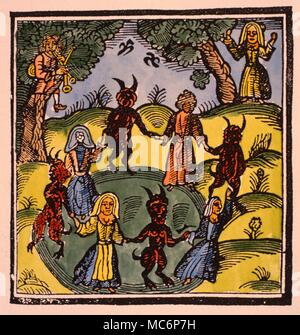 Inizio del XVII secolo inglese xilografia illustrante un Sabbat, con demoni dancing mano nella mano con le streghe, che aleggia intorno a un cerchio magico per th suono delle cornamuse. Sabbat intorno a un cerchio magico - inizio del XVII secolo la xilografia illustrante un Sabbat con demoni mano nella mano con le streghe danzanti intorno un cerchio magico al suono della zampogna e la canzone Foto Stock