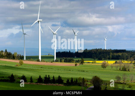 Turbina eolica sull'altopiano di Ally-Mercoeur, Auvergne, Francia. Foto Stock