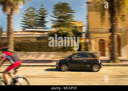 Fiat 500 Gucci guida lungo una strada in Agrigento Sicilia Foto Stock