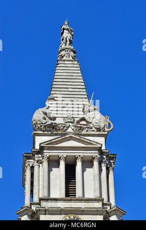 Londra, Inghilterra, Regno Unito. St George's Chiesa Parrocchiale, Bloomsbury. (Nicholas Hawksmoor; consacrata nel 1731) su Bloomsbury Way. Steeple Foto Stock