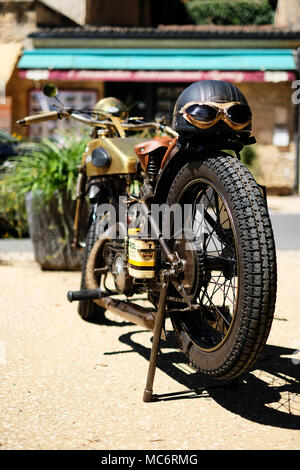 Limeuil, Dordogne / Francia - 17 agosto 2017: un classico Magnat-Debon francese moto parcheggiata fuori una boulangerie francese Foto Stock