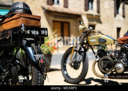 Limeuil, Dordogne / Francia - 17 agosto 2017: due classica francese Magnat-Debon Terrot moto parcheggiata fuori una boulangerie francese Foto Stock