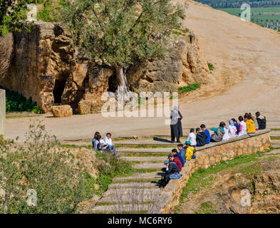 Il Marocco FES MEDINA OUTDOOR scuola lezione presso la tomba del MERENIDS affacciato sulla città Foto Stock