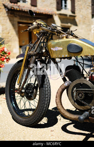 Limeuil, Dordogne / Francia - 17 agosto 2017: un classico Magnat-Debon francese moto parcheggiata fuori una boulangerie francese Foto Stock