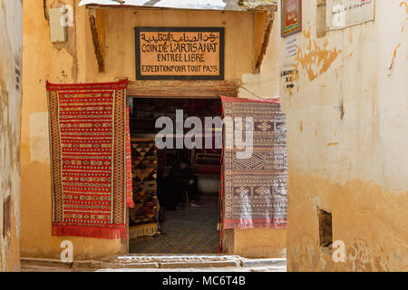 Il Marocco FES MEDINA SOUK MARKET SHOP di tessitura e tappeti kilim per la vendita Foto Stock