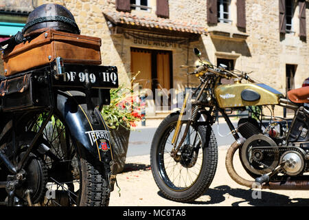 Limeuil, Dordogne / Francia - 17 agosto 2017: due classica francese Magnat-Debon Terrot moto parcheggiata fuori una boulangerie francese Foto Stock