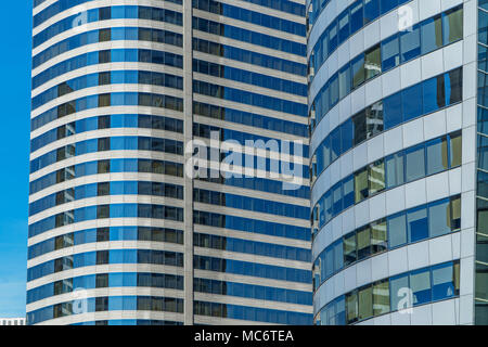 BANGKOK - Gennaio 19, 2017: vetro di una finestra della torre moderna a Bangkok, in Thailandia alla giornata del sole il 19 gennaio 2017 a Bangkok, in Thailandia. Foto Stock