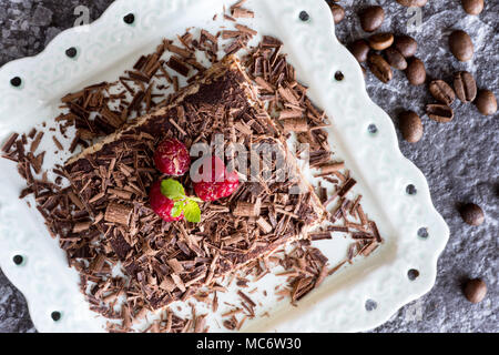 In casa il Tiramisù torta dessert con cioccolato grattugiato, lampone e menta Foto Stock