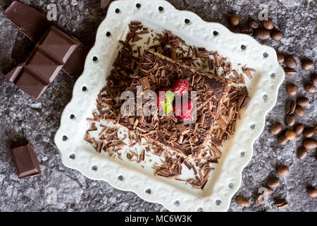 In casa il Tiramisù torta dessert con cioccolato grattugiato, lampone e menta Foto Stock