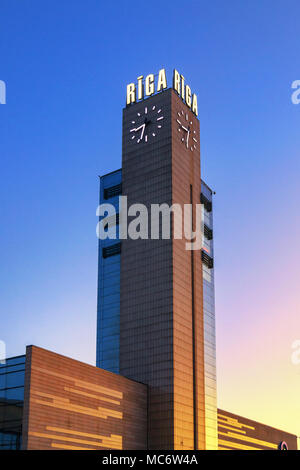 La stazione ferroviaria di Riga Tower al tramonto Foto Stock