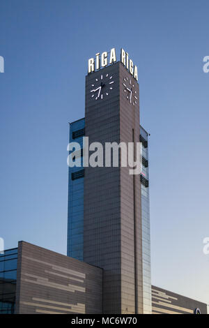 La stazione ferroviaria di Riga Tower al tramonto Foto Stock