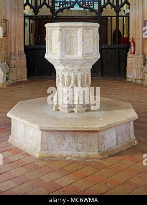 Una vista del font nella navata della chiesa parrocchiale di Santa Maria Vergine a Wiveton, Norfolk, Inghilterra, Regno Unito, Europa. Foto Stock